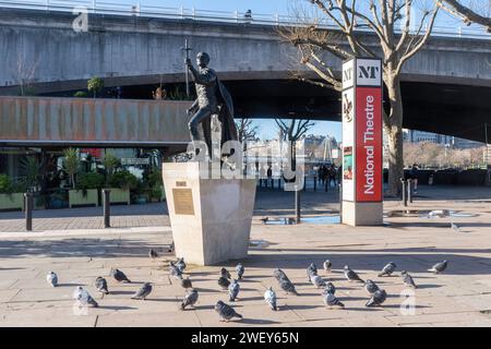 Statue de Laurence Olivier devant le National Theatre, South Bank, Londres, Angleterre, Royaume-Uni. Sculpture du célèbre acteur par la sculptrice Angela Conner Banque D'Images