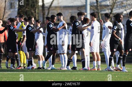 Griesheim, Deutschland. 27 janvier 2024. 27.01.2024, Fussball Testspiel, SC Viktoria Griesheim - Eintracht Frankfurt U21, emonline, despor, emspor, v.l., LES RÈGLEMENTS EINLAUF DER MANNSCHAFTEN DFL/DFB INTERDISENT TOUTE UTILISATION DE PHOTOGRAPHIES COMME SÉQUENCES D'IMAGES ET/OU QUASI-VIDÉO. Xdcx crédit : dpa/Alamy Live News Banque D'Images