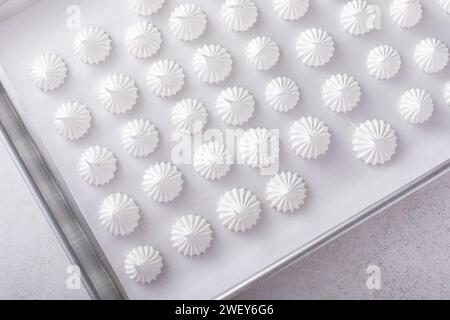 Meringue baise sur une plaque de cuisson fraîchement faite, idée de dessert facile maison Banque D'Images