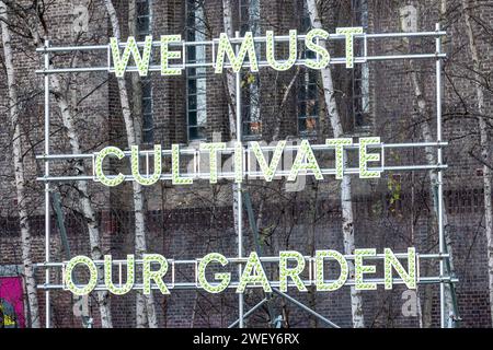 Nous devons cultiver notre sculpture textuelle de jardin par l'artiste Nathan Coley à l'extérieur de la galerie d'art moderne Tate, Londres, Angleterre, Royaume-Uni Banque D'Images