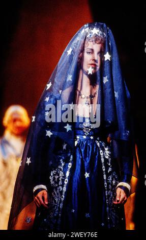 Anne Sofie von Otter (Angelina) dans LA CENERENTOLA au Royal Opera, Covent Garden, Londres WC2 28/06/1991 musique : Gioachino Rossini livret : Jacopo Ferretti chef d'orchestre : Carlo Rizzi conception : Mauro Pagano éclairage : Hans Toelstede réalisateur : Michael hampe Banque D'Images