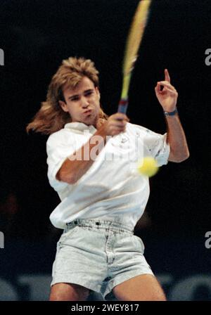 ANDRE AGASSI tennis USA en quart de finale contre le Suédois Magnus Gustafsson lors du tournoi Open de Stockholm Banque D'Images