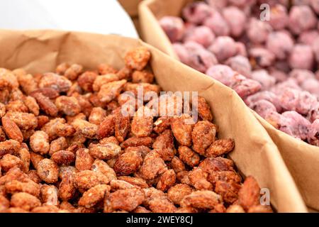 Cacahuètes grillées dans du sucre glace. Arachide dans le sucre en poudre . arachide, goober, monkeynut, terre-nut Banque D'Images