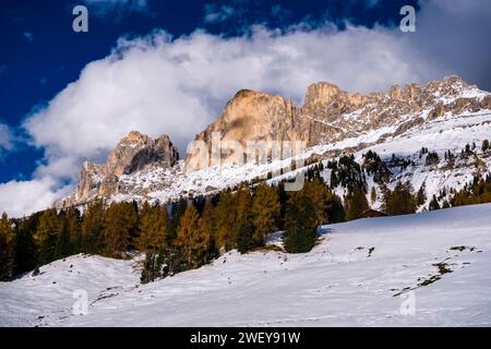 Sommets et falaises rocheuses de Roda di Vaèl du groupe de montagne Catinaccio, après des chutes de neige en automne, vu du Village Carezza. Banque D'Images