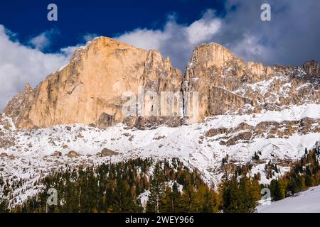 Sommets et falaises rocheuses de Roda di Vaèl du groupe de montagne Catinaccio, après des chutes de neige en automne, vu du Village Carezza. Banque D'Images