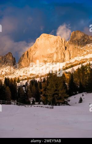 Sommets et falaises rocheuses de Roda di Vaèl du groupe de montagne Catinaccio, après des chutes de neige en automne, vu du Village Carezza, au coucher du soleil. Banque D'Images