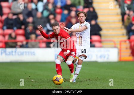 Thomas Knowles (à gauche) de Walsall et Stephen Duke McKenna de Sutton Utd lors du match de Sky Bet League 2 entre Walsall et Sutton United au Banks Stadium, Walsall le samedi 27 janvier 2024. (Photo : Gustavo Pantano | MI News) crédit : MI News & Sport / Alamy Live News Banque D'Images