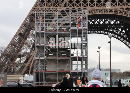 Paris, France. 25 janvier 2024. © PHOTOPQR/LE PARISIEN/pH Lavieille ; PARIS ; 25/01/2024 ; réfection des statues su le Pont d'Iena. JO 2024 JEUX OLYMPIQUES 2024 PARIS 2024 Paris, France, 25 janvier 2024 reconstruction des statues sur le Pont d'Iena en préparation des Jeux Olympiques de Paris 2024 *** Légende locale *** 75/JO 2024 crédit : MAXPPP/Alamy Live News Banque D'Images