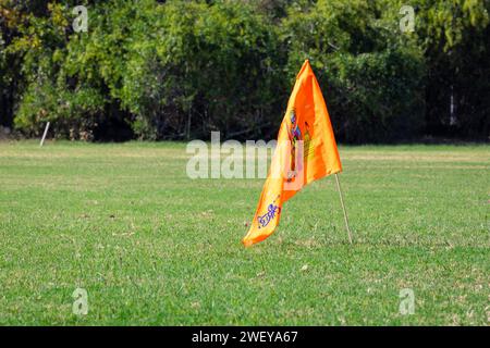 saint drapeau safran avec l'idole de lord rama agitant au sol avec fond d'arbre vert le jour Banque D'Images