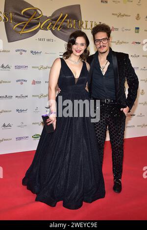 Milana Weidmann et Patrick Sass Ankunft zum 26. Presseball Berlin im Hotel Titanic à Berlin, Am 27.01.2024 26. Presseball Berlin *** Milana Weidmann et Patrick Sass arrivent au Press ball Berlin 26 à l'Hôtel Titanic à Berlin, le 27 01 2024 26 Press ball Berlin Photopress Mueller Banque D'Images