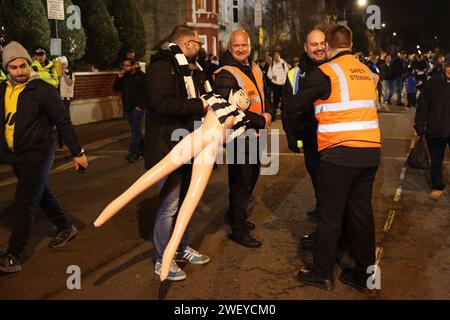 Londres, Royaume-Uni. 27 janvier 2024. Un fan de Newcastle United avec une poupée de soufflage portant un maillot Newcastle devant le stade avant le match de la FA Cup à Craven Cottage, Londres. Le crédit photo devrait se lire : Paul Terry/Sportimage crédit : Sportimage Ltd/Alamy Live News Banque D'Images