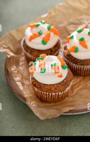 Gâteau aux carottes cupcakes avec glaçage au fromage à la crème décoré avec de minuscules petites carottes Banque D'Images
