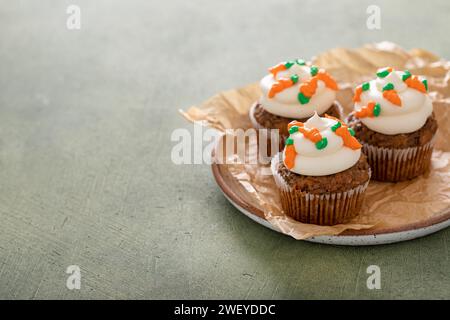 Gâteau aux carottes cupcakes avec glaçage au fromage à la crème décoré avec de minuscules petites carottes Banque D'Images