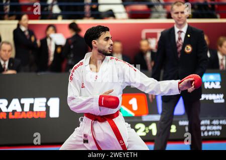 Paris, France. 26 janvier 2024. Rayyan Meziane (Rouge) de France concourt dans la catégorie Kumite mâle 60kg. L’Open de Paris Karaté 2024, organisé par la Fédération mondiale de Karaté et la Fédération française de Karaté, se déroule du 26 au 28 janvier au Stade Pierre de Coubertin, à Paris. Le premier jour de la compétition a eu le Round Robin de Kumite et Kata Individual dans les catégories masculin 75kg, 60kg et 84kg et féminin 61kg et 50kg. Crédit : SOPA Images Limited/Alamy Live News Banque D'Images