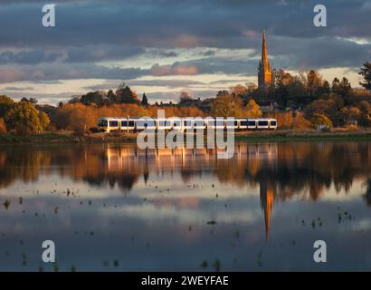 Chiltern Railways Class 165 Turbo train reflété dans les champs inondés à Kings Sutton, Northamptonshire Royaume-Uni Banque D'Images