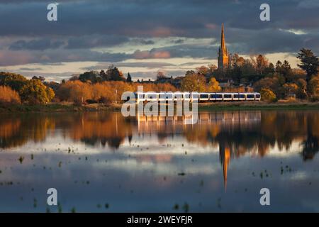 Chiltern Railways Class 165 Turbo train reflété dans les champs inondés à Kings Sutton, Northamptonshire Royaume-Uni Banque D'Images