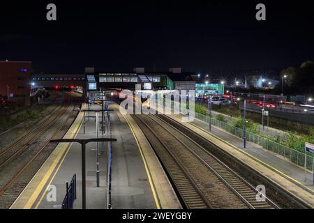 Arriva CrossCountry trains voyager train 221130 appelant à la gare de Banbury, la nuit Banque D'Images