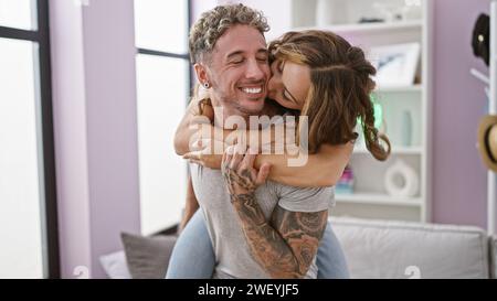 Un couple amoureux embrasse chaleureusement dans un salon confortable, transmettant l'affection et la cohésion. Banque D'Images