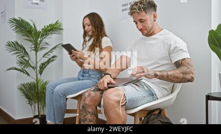 Un homme et une femme sont assis séparément dans une salle d'attente moderne, engagés avec leurs smartphones, entourés d'un décor minimaliste. Banque D'Images