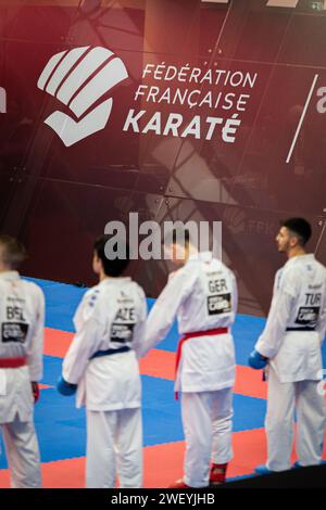 Paris, France. 26 janvier 2024. Vue générale du tatami Karaté 2024 Open de Paris. L’Open de Paris Karaté 2024, organisé par la Fédération mondiale de Karaté et la Fédération française de Karaté, se déroule du 26 au 28 janvier au Stade Pierre de Coubertin, à Paris. Le premier jour de la compétition a eu le Round Robin de Kumite et Kata Individual dans les catégories masculin 75kg, 60kg et 84kg et féminin 61kg et 50kg. (Photo Telmo Pinto/SOPA Images/Sipa USA) crédit : SIPA USA/Alamy Live News Banque D'Images