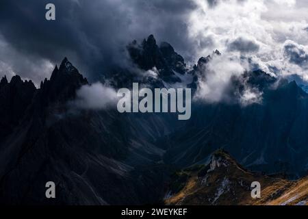 Les sommets rocheux de la formation rocheuse Cadini di Misurina dans le parc national de Tre cime, partiellement enveloppés de nuages, en automne. Cortina d Ampezzo Venet Banque D'Images