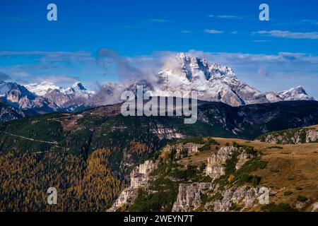 Les sommets rocheux de la formation rocheuse Croda Rossa dans le parc national de Tre cime, partiellement couverts de neige fraîche en automne. Cortina d Ampezzo Veneto ITA Banque D'Images