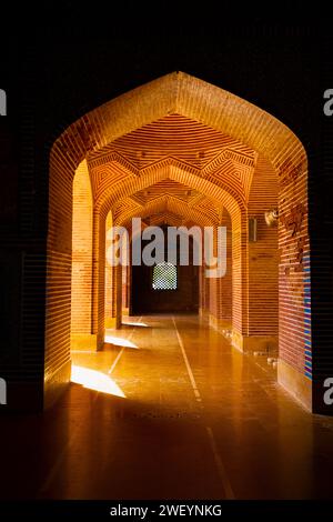 Belle entrée en arc dans la mosquée Shah Jahan à Thatta, Pakistan. Aussi connu sous le nom de Jamia Masjid de Thatta. Banque D'Images