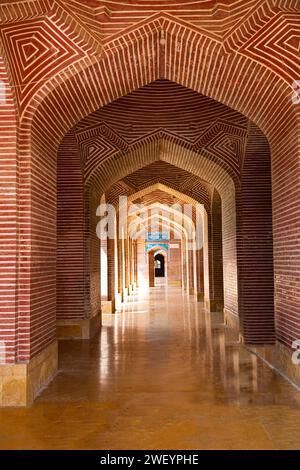 Belle entrée en arc dans la mosquée Shah Jahan à Thatta, Pakistan. Aussi connu sous le nom de Jamia Masjid de Thatta. Banque D'Images