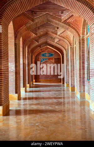 Belle entrée en arc dans la mosquée Shah Jahan à Thatta, Pakistan. Aussi connu sous le nom de Jamia Masjid de Thatta. Banque D'Images