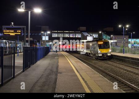 Chiltern Railways classe 168 Clubman trains 168321 + 168111 à la gare de Banbury la nuit Banque D'Images