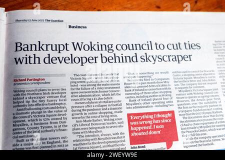 'Bankrupt Woking council to cut lies with Developer Behind Skyscraper' Guardian article commercial 15 juin 2023 Londres Angleterre Royaume-Uni Banque D'Images