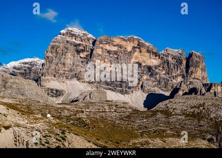 Les sommets rocheux de la formation rocheuse Croda dei Toni dans le parc national de Tre cime, partiellement couverts de neige fraîche en automne. Cortina d Ampezzo Veneto Banque D'Images