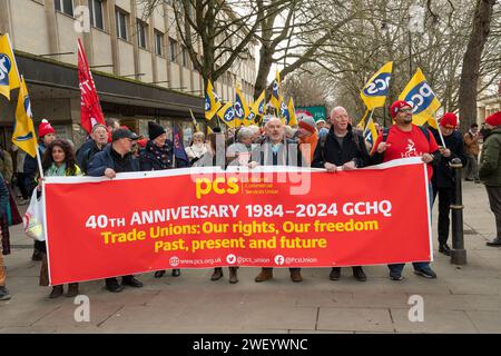 Cheltenham, Royaume-Uni. 27 janvier 2024. Protéger le droit de grève : marche nationale et rassemblement. Formation aux jardins de Montpellier, marche à travers le centre-ville de Cheltenham jusqu'au parc Pittville. PCS 40e anniversaire 1984 - 2024 bannière du GCHQ menant la marche Protégez le droit de grève. Crédit : Stephen Bell/Alamy Banque D'Images