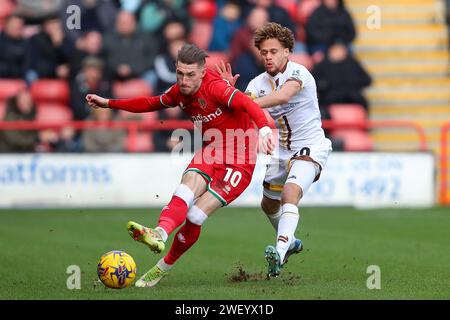 Thomas Knowles de Walsall et Stephen Duke McKenna de Sutton Utd lors du match Sky Bet League 2 entre Walsall et Sutton United au Banks Stadium, Walsall le samedi 27 janvier 2024. (Photo : Gustavo Pantano | MI News) crédit : MI News & Sport / Alamy Live News Banque D'Images