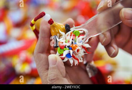 Lianyungang, Chine. 27 janvier 2024. Un artiste folklorique crée une sculpture de pâte sur le thème du dragon à Lianyungang, en Chine, le 27 janvier 2024. (Photo Costfoto/NurPhoto) crédit : NurPhoto SRL/Alamy Live News Banque D'Images