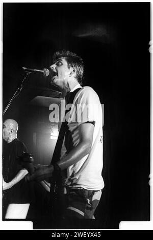 MIKE EDWARDS, JESUS JONES, 1996 : Mike Edwards de Jesus Jones joue à l'Université Glamorgan, Treforest, pays de Galles, Royaume-Uni le 26 avril 1996. Photo : Rob Watkins. INFO : INFO : Jesus Jones, un groupe de rock alternatif britannique formé en 1988, a pris de l'importance au début des années 90 Leur album 'Doubt' et des hits comme 'Right Here, Right Now' fusionnent rock avec des éléments électroniques, contribuant aux genres alternatifs et dance-rock et définissant le son de l'époque. Banque D'Images