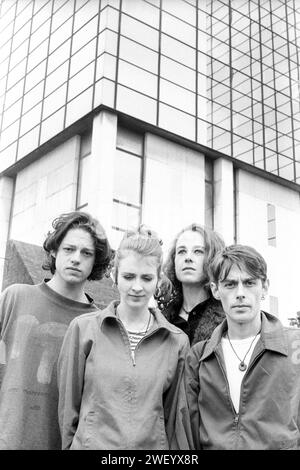 MELYS, PORTRAIT DE GROUPE, 1997 : The Welsh indie electronica Melys photographié sur Churchill Way à Cardiff, le 15 avril 1997. Photo : Rob Watkins. INFO : Melys, un groupe de pop indie gallois formé en 1996, a créé un son rêveur et mélodique. Des albums comme Rumours and Curses ont montré leur sensibilité pop éthérée. Bien que peu connu, Melys a contribué à la scène indie galloise, laissant une empreinte avec leur musique charmante et éclectique. Banque D'Images