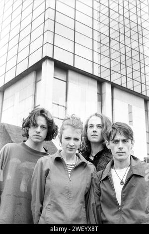 MELYS, PORTRAIT DE GROUPE, 1997 : The Welsh indie electronica Melys photographié sur Churchill Way à Cardiff, le 15 avril 1997. Photo : Rob Watkins. INFO : Melys, un groupe de pop indie gallois formé en 1996, a créé un son rêveur et mélodique. Des albums comme Rumours and Curses ont montré leur sensibilité pop éthérée. Bien que peu connu, Melys a contribué à la scène indie galloise, laissant une empreinte avec leur musique charmante et éclectique. Banque D'Images