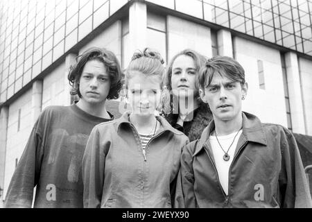 MELYS, PORTRAIT DE GROUPE, 1997 : The Welsh indie electronica Melys photographié sur Churchill Way à Cardiff, le 15 avril 1997. Photo : Rob Watkins. INFO : Melys, un groupe de pop indie gallois formé en 1996, a créé un son rêveur et mélodique. Des albums comme Rumours and Curses ont montré leur sensibilité pop éthérée. Bien que peu connu, Melys a contribué à la scène indie galloise, laissant une empreinte avec leur musique charmante et éclectique. Banque D'Images