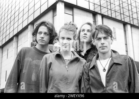 MELYS, PORTRAIT DE GROUPE, 1997 : The Welsh indie electronica Melys photographié sur Churchill Way à Cardiff, le 15 avril 1997. Photo : Rob Watkins. INFO : Melys, un groupe de pop indie gallois formé en 1996, a créé un son rêveur et mélodique. Des albums comme Rumours and Curses ont montré leur sensibilité pop éthérée. Bien que peu connu, Melys a contribué à la scène indie galloise, laissant une empreinte avec leur musique charmante et éclectique. Banque D'Images