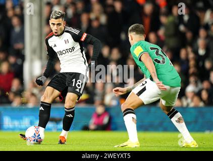 Andreas Pereira de Fulham (à gauche) et Bruno Guimaraes de Newcastle United se battent pour le ballon lors du match de quatrième tour de la coupe FA Emirates à Craven Cottage, Londres. Date de la photo : samedi 27 janvier 2024. Banque D'Images