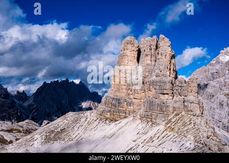 La formation rocheuse Torre di Toblin dans le parc national de Tre cime, formation rocheuse Haunold au loin, vue du sommet de Sasso di Sesto. Cortina Banque D'Images