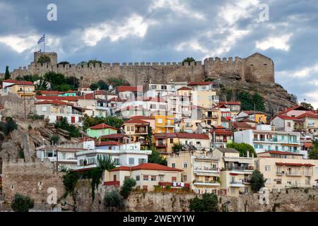 Belles maisons anciennes colorées dans la partie ancienne de la ville de Kavala, avec le château médiéval local au sommet de la colline au-dessus de la vieille ville. Banque D'Images