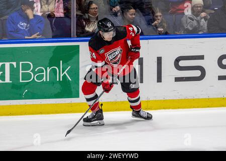 26 janvier 2024 : Brian Halonen (24), attaquant des Utica Comets, patine en troisième période contre les Americans de Rochester. Les Americans de Rochester ont accueilli les Utica Comets dans un match de la Ligue américaine de hockey à Blue Cross Arena à Rochester, New York. (Jonathan Tenca/CSM) Banque D'Images