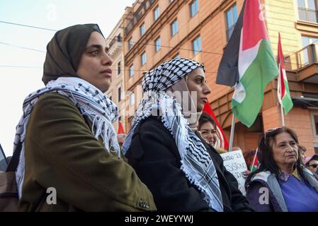 Rome, Italie. 27 janvier 2024. Des militants défilent pendant la manifestation pro-palestinienne. L'événement a été interdit par les autorités italiennes parce qu'il coïncidait avec la célébration, pour le jour du souvenir pour commémorer les victimes de l'Holocauste dans le monde entier. Crédit : SOPA Images Limited/Alamy Live News Banque D'Images