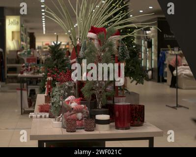 Bruxelles, Belgique 26 janvier 2024.installation créative et design avec un thème de Noël. Le centre commercial accueille les clients avec son intérieur inhabituel Banque D'Images