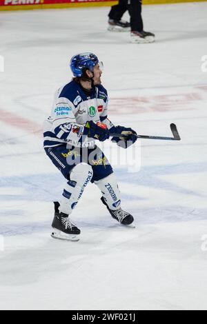 Hubert Labrie (16, Iserlohn Roosters) beim Auswärtsspiel am 41. Spieltag der saison 2023/2024 der DEL (Deutsche Eishockey Liga) BEI Adler Mannheim Banque D'Images