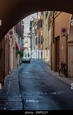 Route venteuse et étroite à Brescia, Italie Banque D'Images