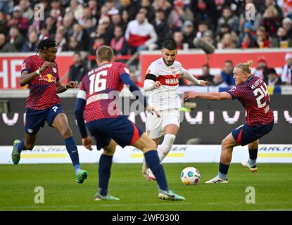 Stuttgart, Deutschland. 27 janvier 2024. Zweikampf Deniz Undav VfB Stuttgart (26) gegen Xaver Schlager RasenBallsport Leipzig RBL (24) Lukas Klostermann RasenBallsport Leipzig RBL (16) Mohamed Simakan RasenBallsport Leipzig RBL (02) VfB Stuttgart vs RB Leipzig, Fussball, Bundesliga, 19. Spieltag, saison 2023/2024, 27.01.2024. LA RÉGLEMENTATION DFL INTERDIT TOUTE UTILISATION DE PHOTOGRAPHIES COMME SÉQUENCES D'IMAGES ET/OU QUASI-VIDÉO Foto : Eibner-Pressefoto/Michael Weber crédit : dpa/Alamy Live News Banque D'Images