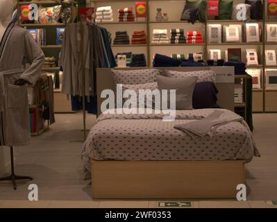 Bruxelles, Belgique. 26 janvier 2024. Shopping en Belgique. Mannequin en robe. Le lit avec oreiller de marque Lacoste. Draps de lit Banque D'Images